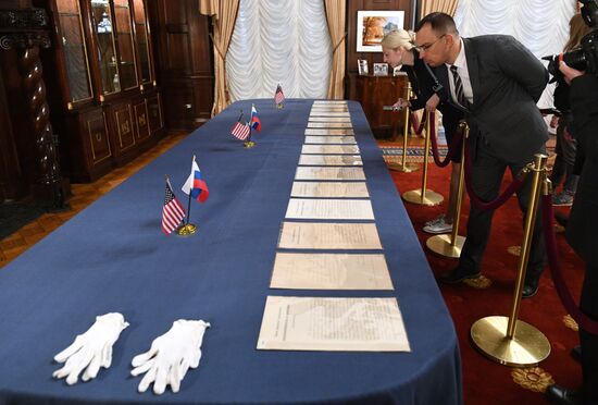 Передача российской стороне исторических документов за подписью императора Николая II