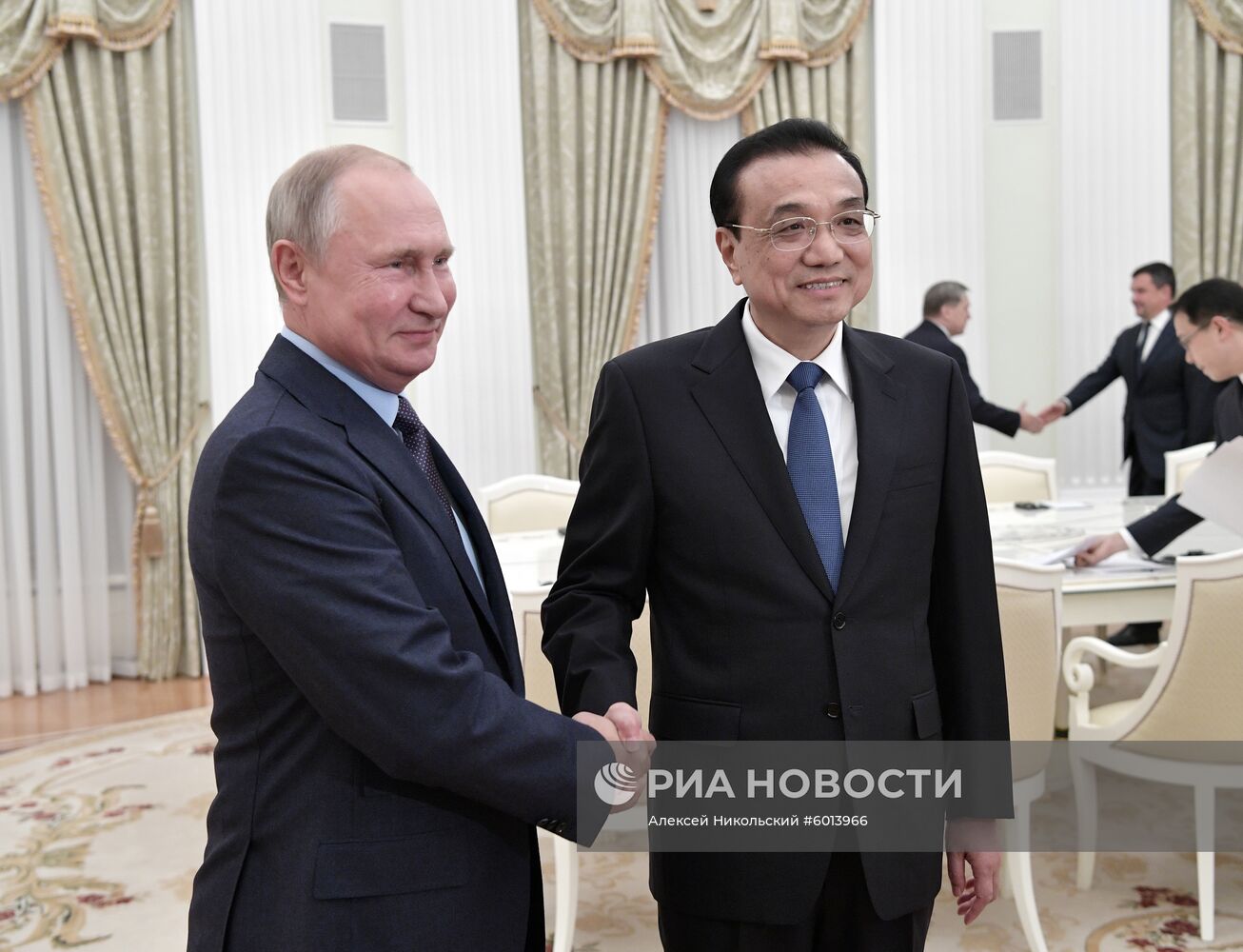 Президент РФ В. Путин встретился с премьером Госсовета КНР Ли Кэцяном