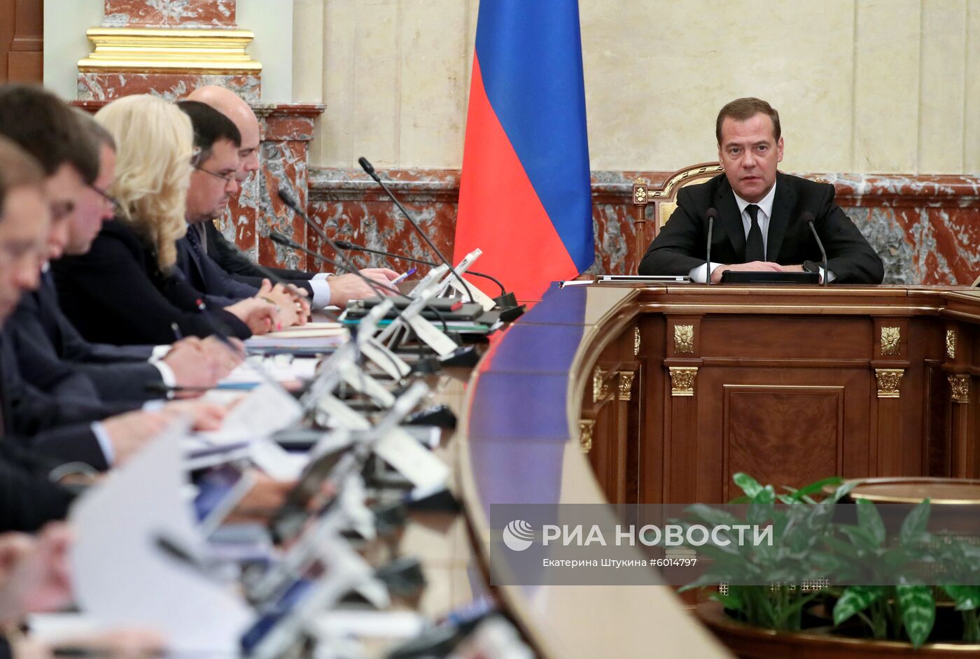 Премьер-министр РФ Д. Медведев провел заседание правительства РФ