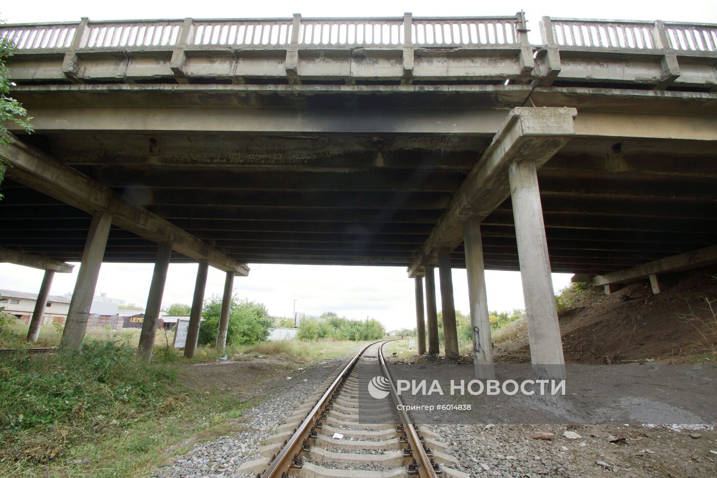 Последствия подрыва моста в Луганске