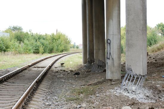 Последствия подрыва моста в Луганске