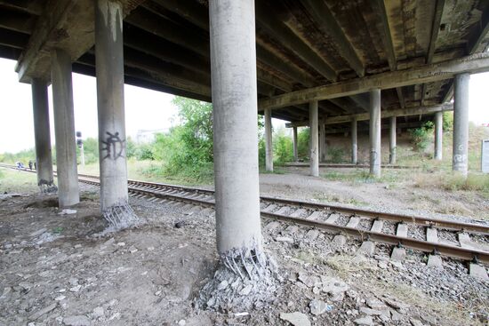 Последствия подрыва моста в Луганске