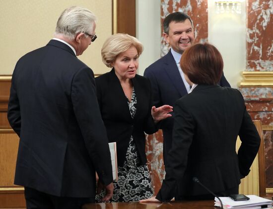 Премьер-министр РФ Д. Медведев провел заседание правительства РФ