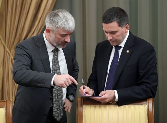 Премьер-министр РФ Д. Медведев провел заседание правительства РФ