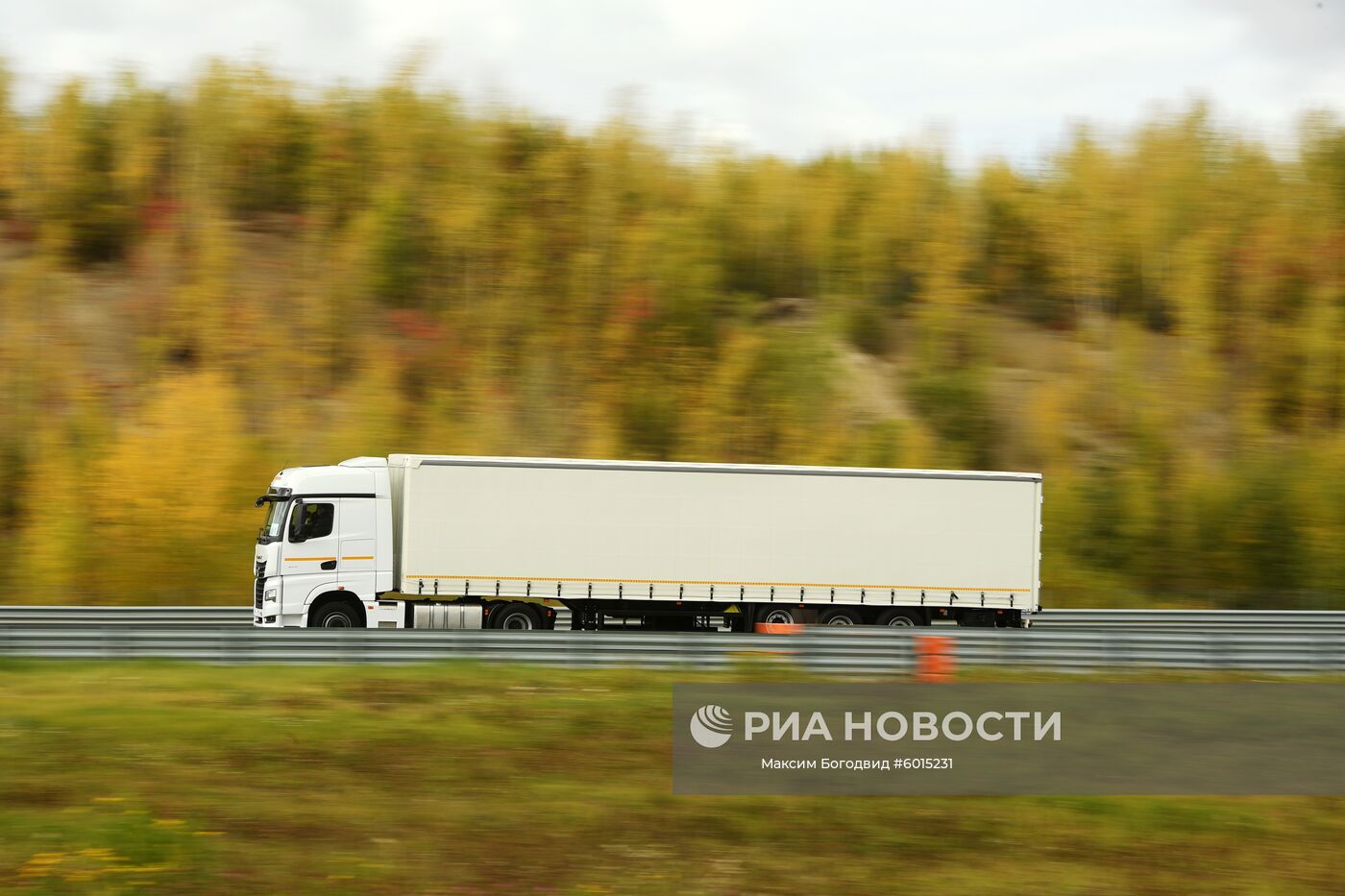 Автомобиль КАМАЗ-54901 во время тест-драйва в городе Казани. Место: Россия, Казань. Автор: Максим Богодвид/РИА Новости. Тест-драйв новой серии автомобилей КАМАЗ-54901