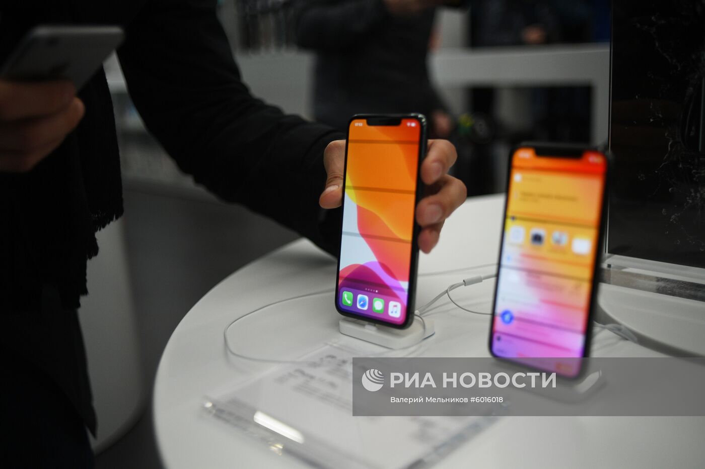 Старт продаж новых iPhone в России | РИА Новости Медиабанк