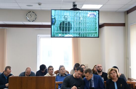 Рассмотрение вопроса об изменении меры пресечения П. Устинову