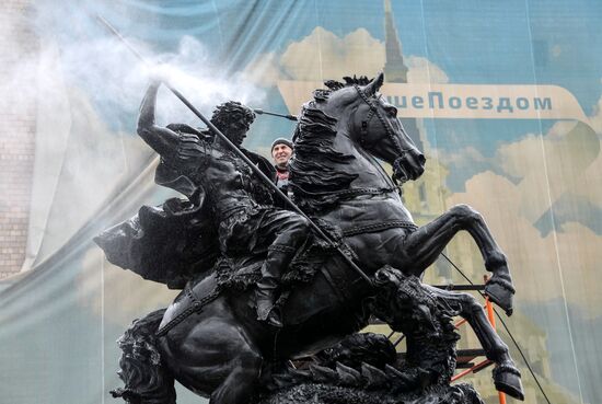 Памятник Георгию Победоносцу моют в Москве