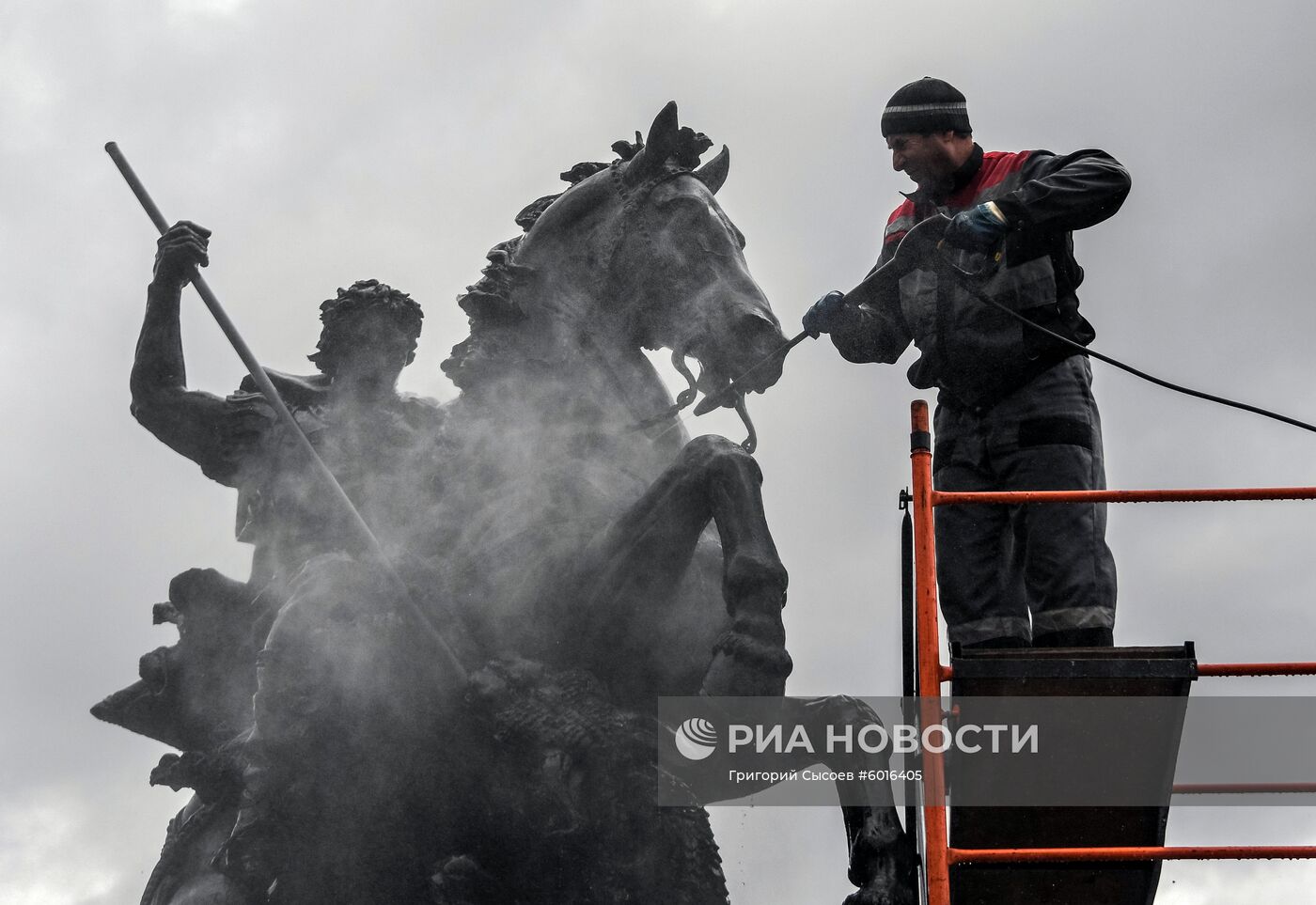 Памятник Георгию Победоносцу моют в Москве