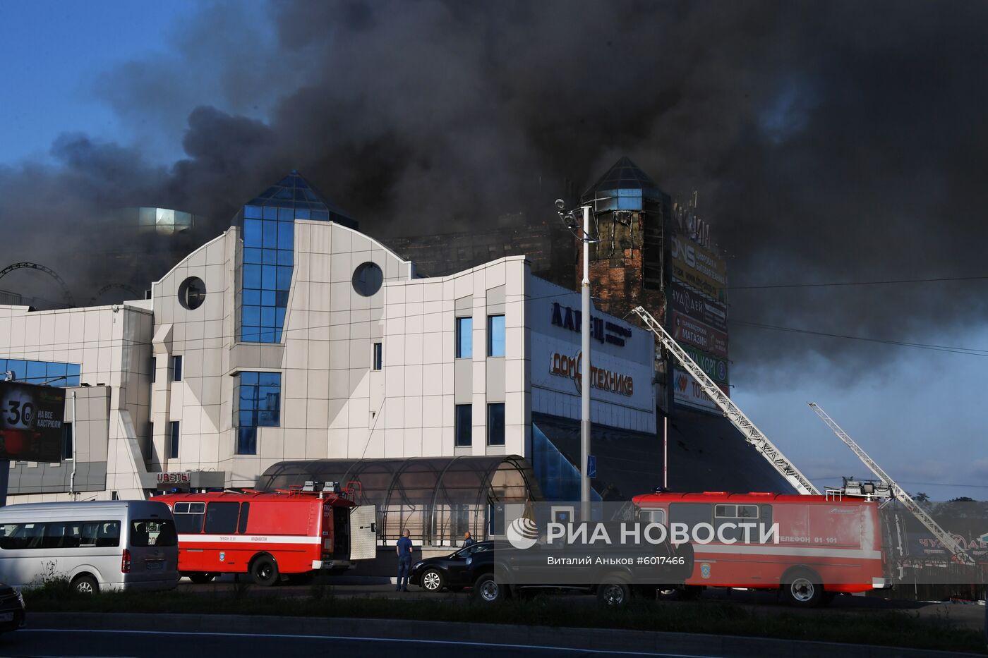 Пожар в ТЦ "Максим" во Владивостоке