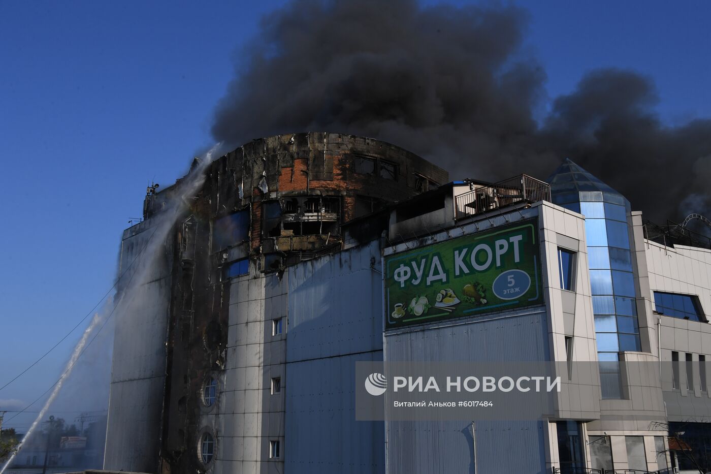 Пожар в ТЦ "Максим" во Владивостоке