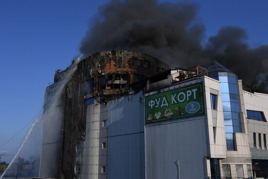 Пожар в ТЦ "Максим" во Владивостоке