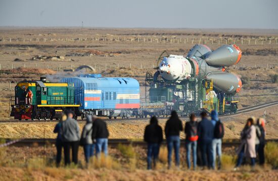 Вывоз РН "Союз-ФГ" с ТПК "Союз МС-15"