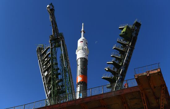Вывоз РН "Союз-ФГ" с ТПК "Союз МС-15"