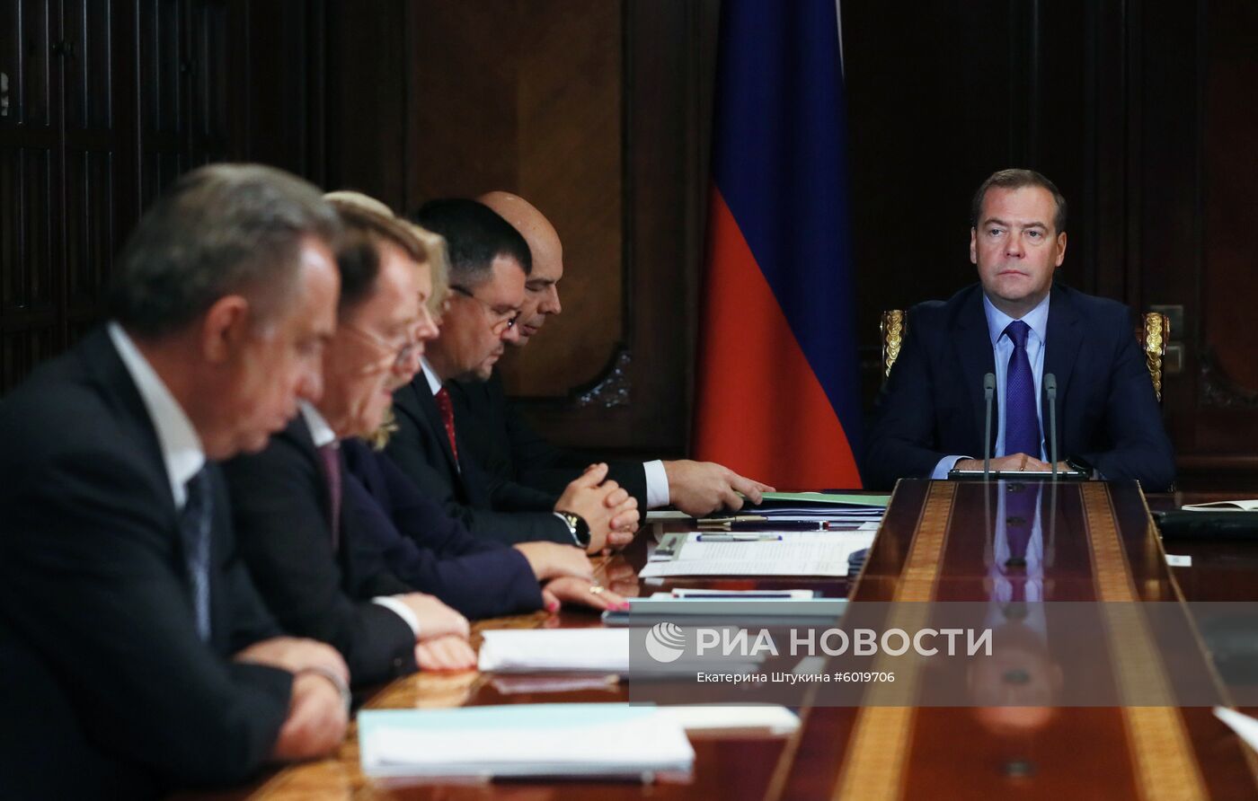 Премьер-министр РФ Д. Медведев провел совещание с вице-премьерами РФ