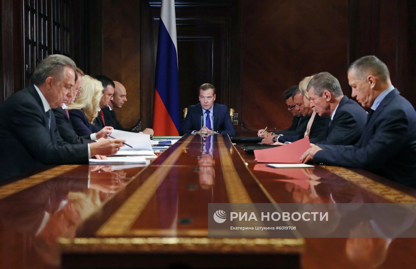 Премьер-министр РФ Д. Медведев провел совещание с вице-премьерами РФ