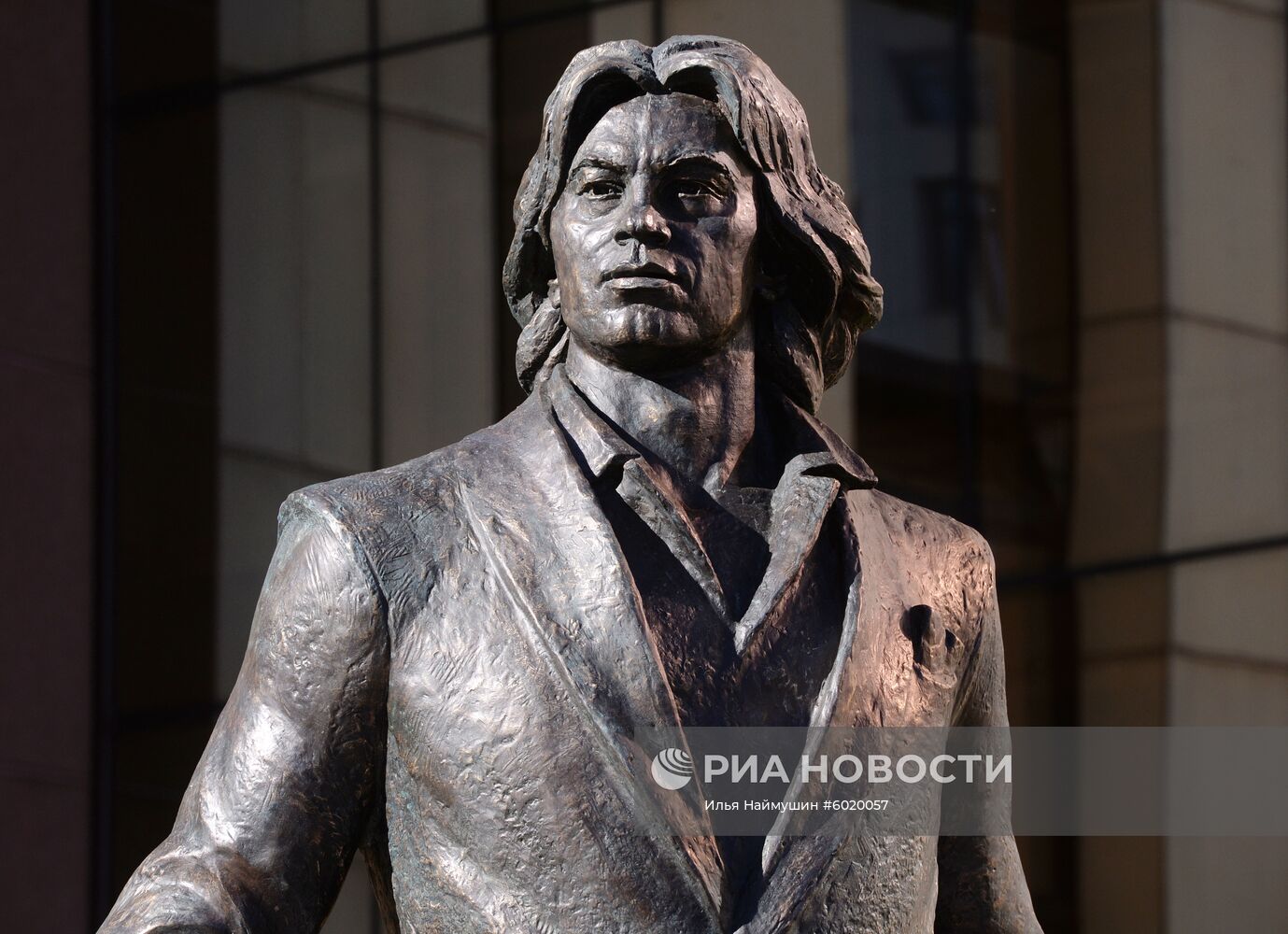 Памятник оперному певцу Д. Хворостовскому в Красноярске