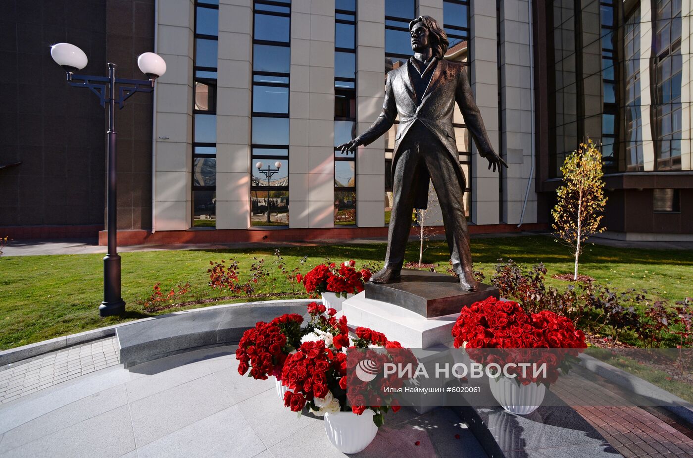 Памятник оперному певцу Д. Хворостовскому в Красноярске