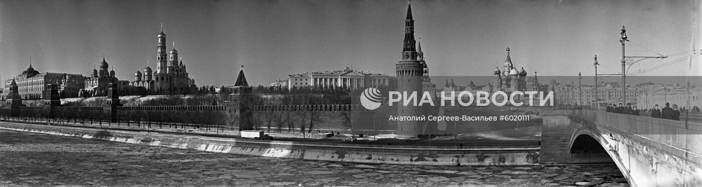 Вид на Кремль и Кремлевскую набережную со стороны Софийской набережной