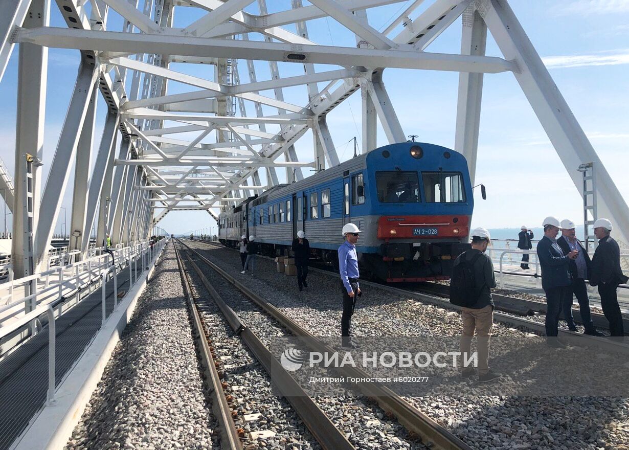 Тепловоз проехал в тестовом режиме по ж/д части Крымского моста