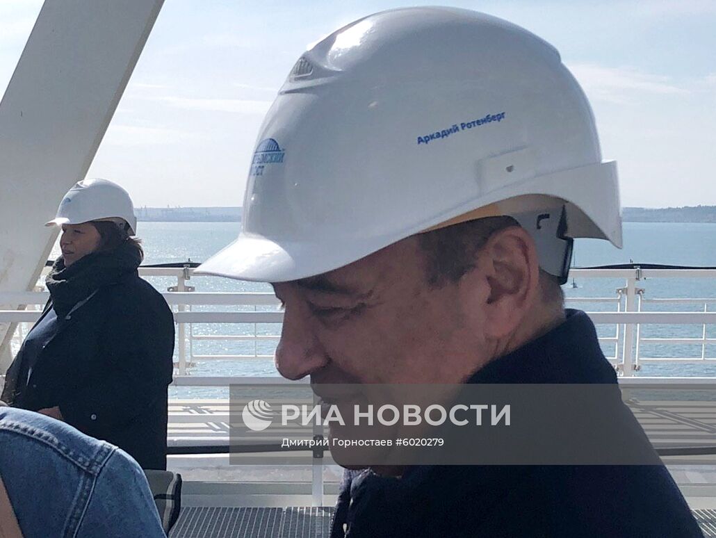 Тепловоз проехал в тестовом режиме по ж/д части Крымского моста