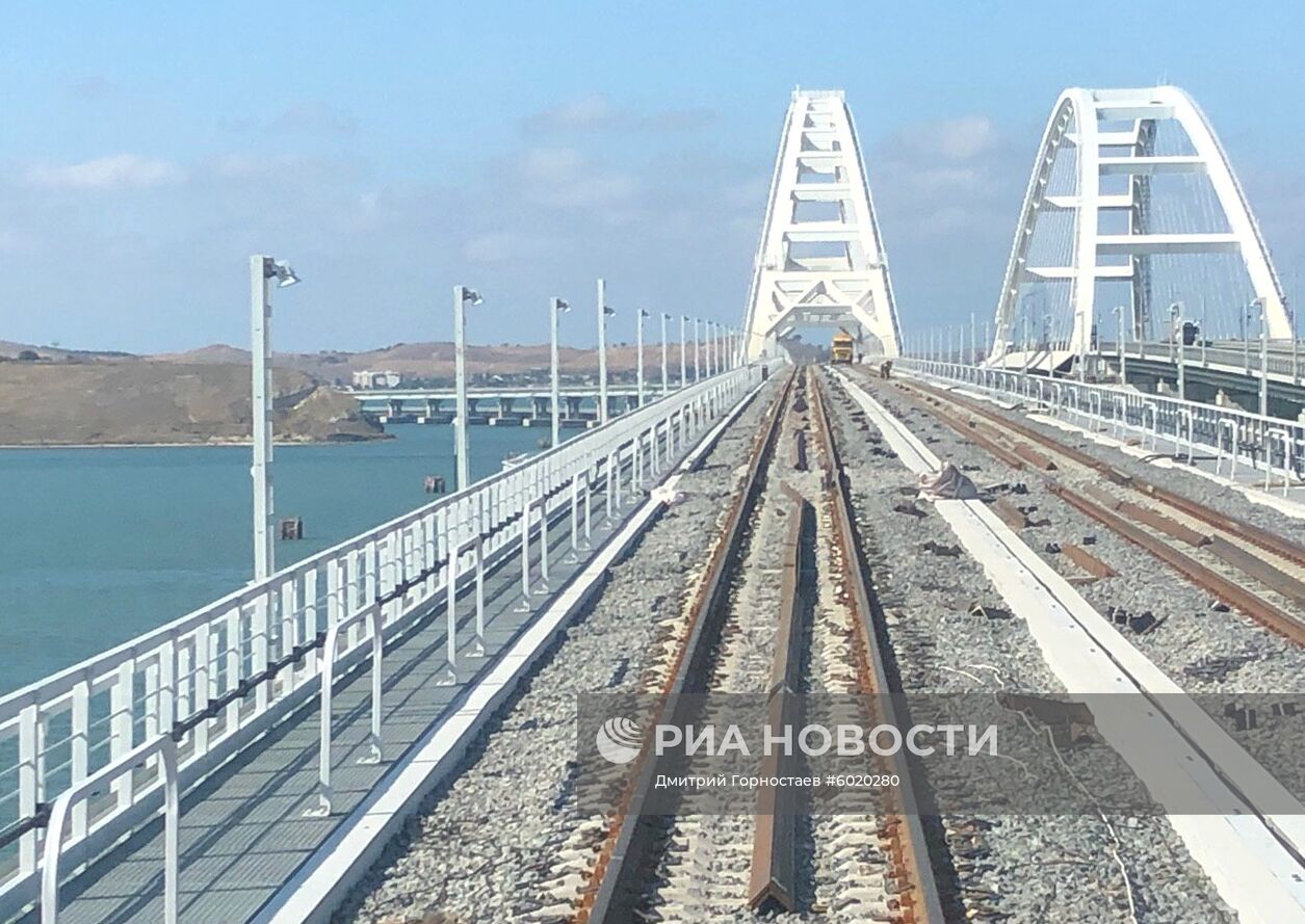 Тепловоз проехал в тестовом режиме по ж/д части Крымского моста