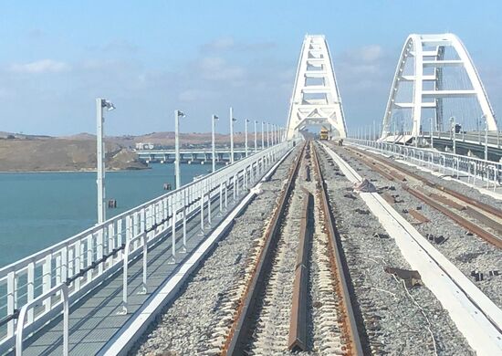 Тепловоз проехал в тестовом режиме по ж/д части Крымского моста