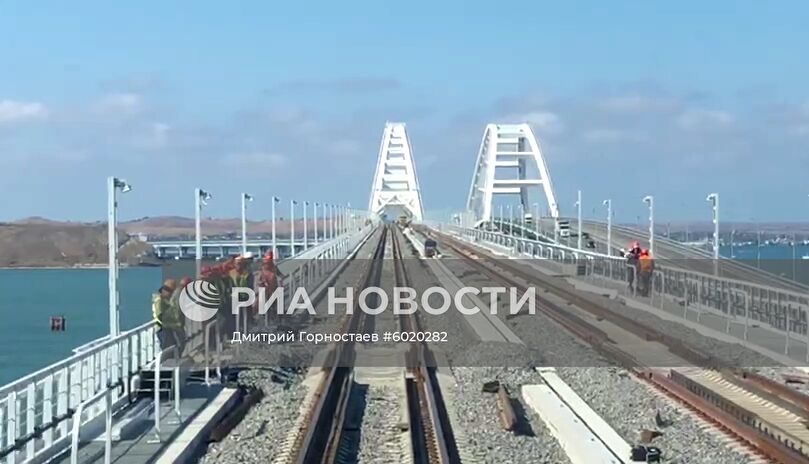Тепловоз проехал в тестовом режиме по ж/д части Крымского моста