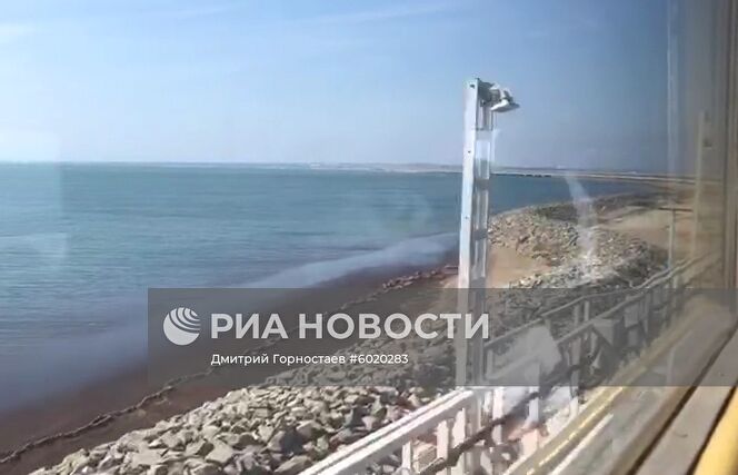 Тепловоз проехал в тестовом режиме по ж/д части Крымского моста