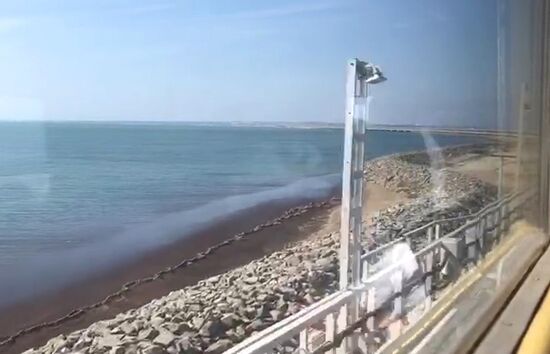 Тепловоз проехал в тестовом режиме по ж/д части Крымского моста