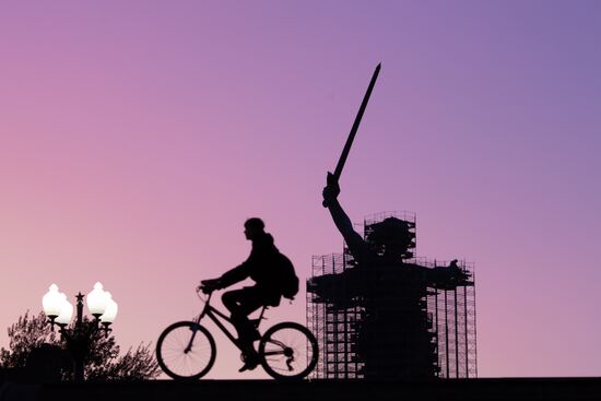 Реставрация монумента "Родина-мать зовет" в Волгограде