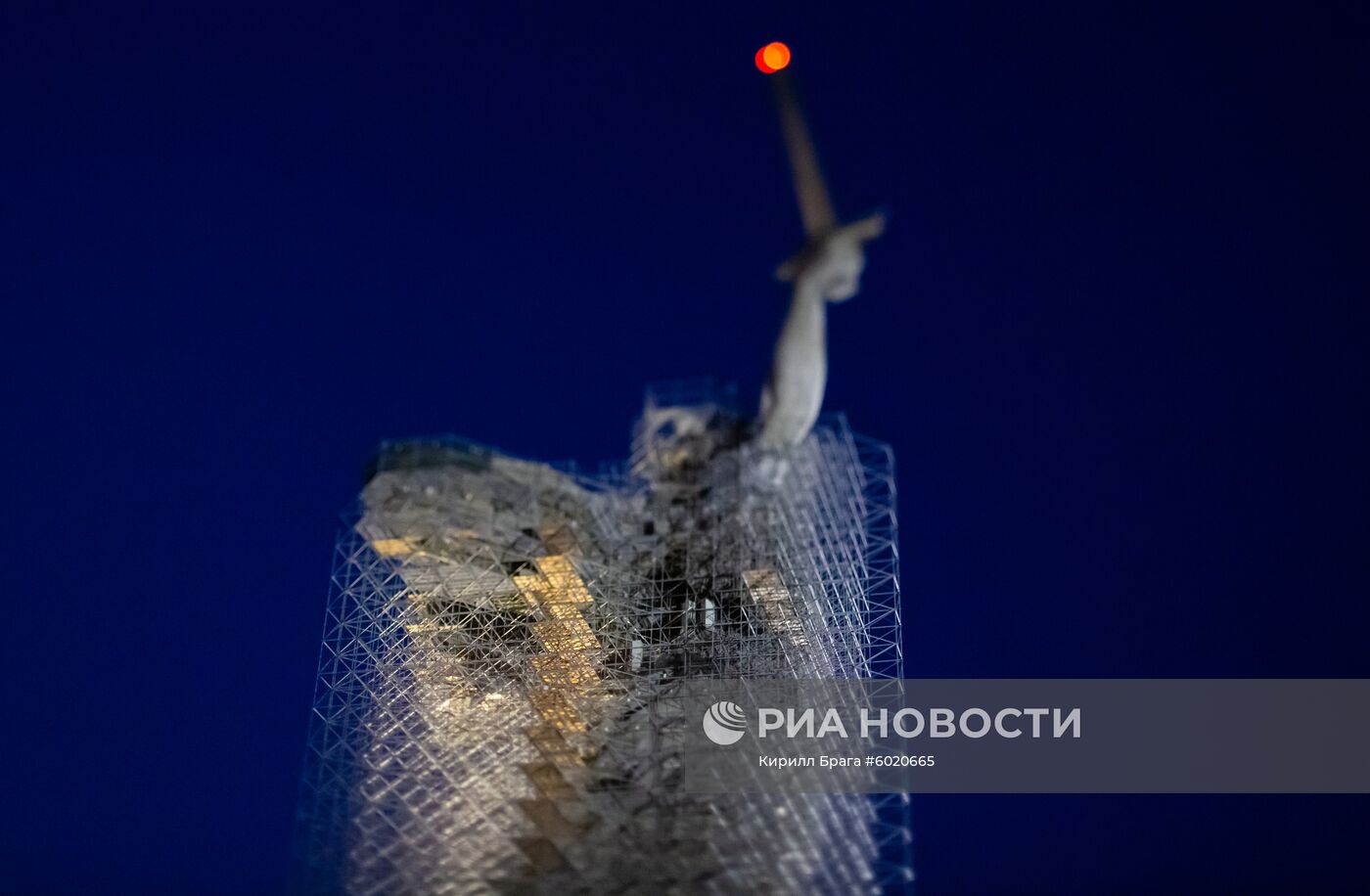 Реставрация монумента "Родина-мать зовет" в Волгограде