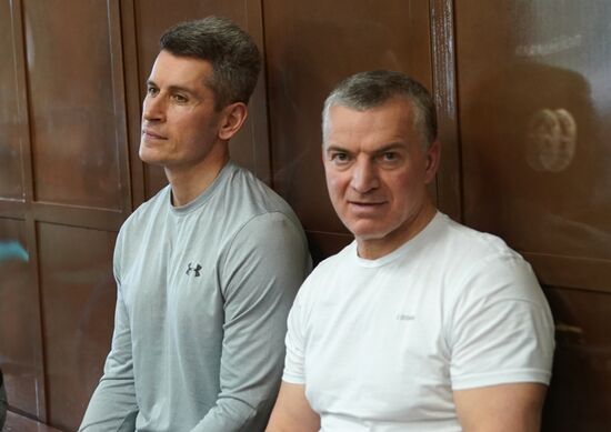 Рассмотрение ходатайства следствия о продлении ареста З. Магомедову и М. Магомедову