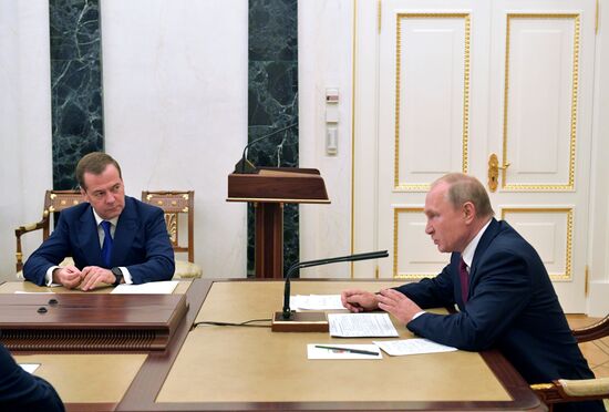 Президент РФ В. Путин провел совещание с членами правительства РФ