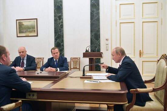 Президент РФ В. Путин провел совещание с членами правительства РФ