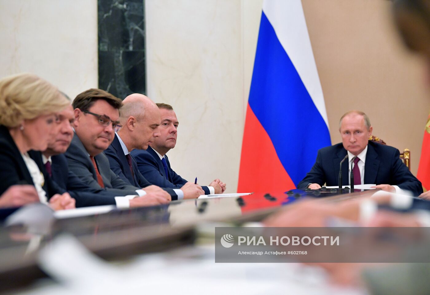 Президент РФ В. Путин провел совещание с членами правительства РФ