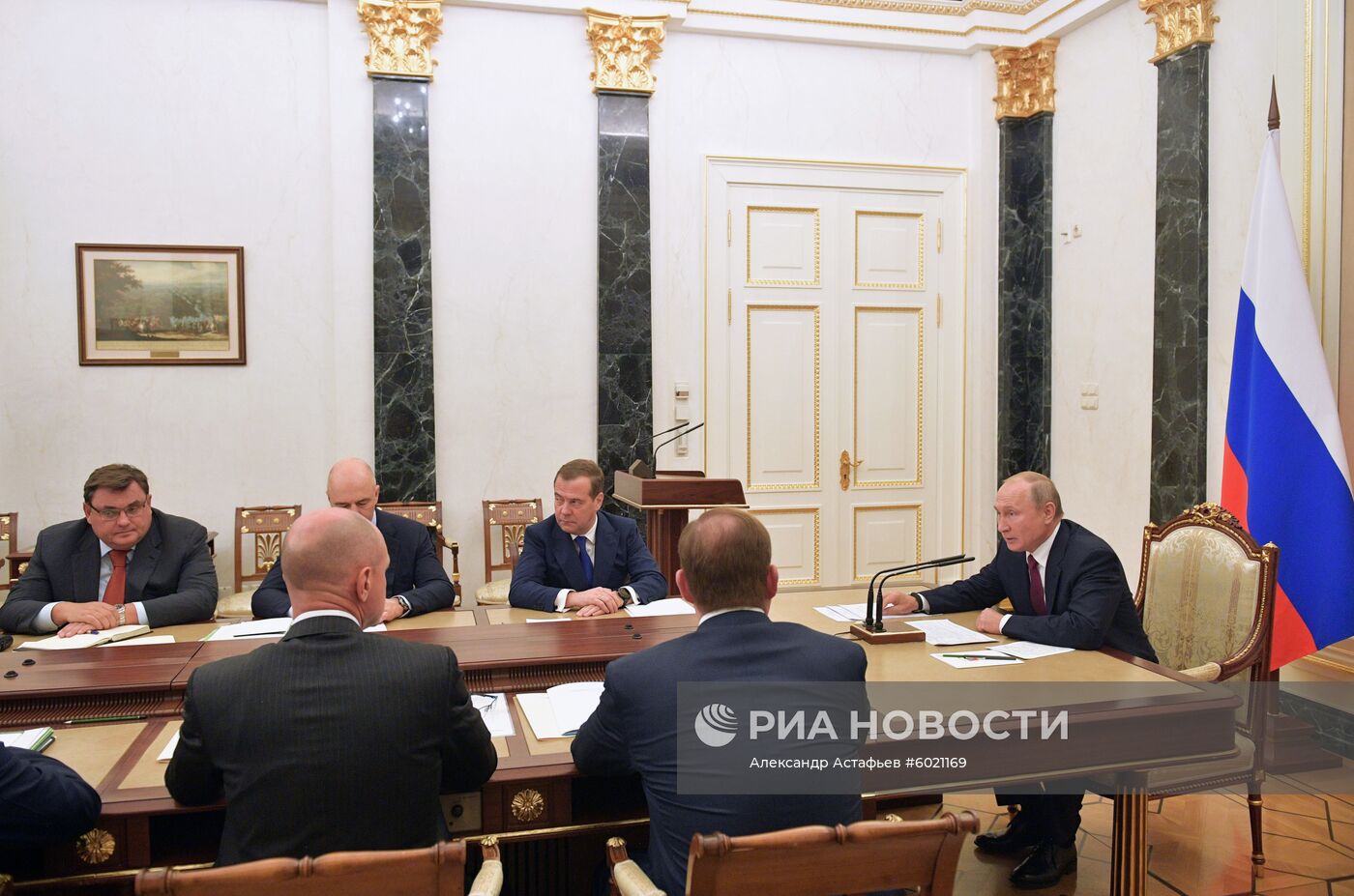 Президент РФ В. Путин провел совещание с членами правительства РФ