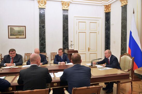 Президент РФ В. Путин провел совещание с членами правительства РФ
