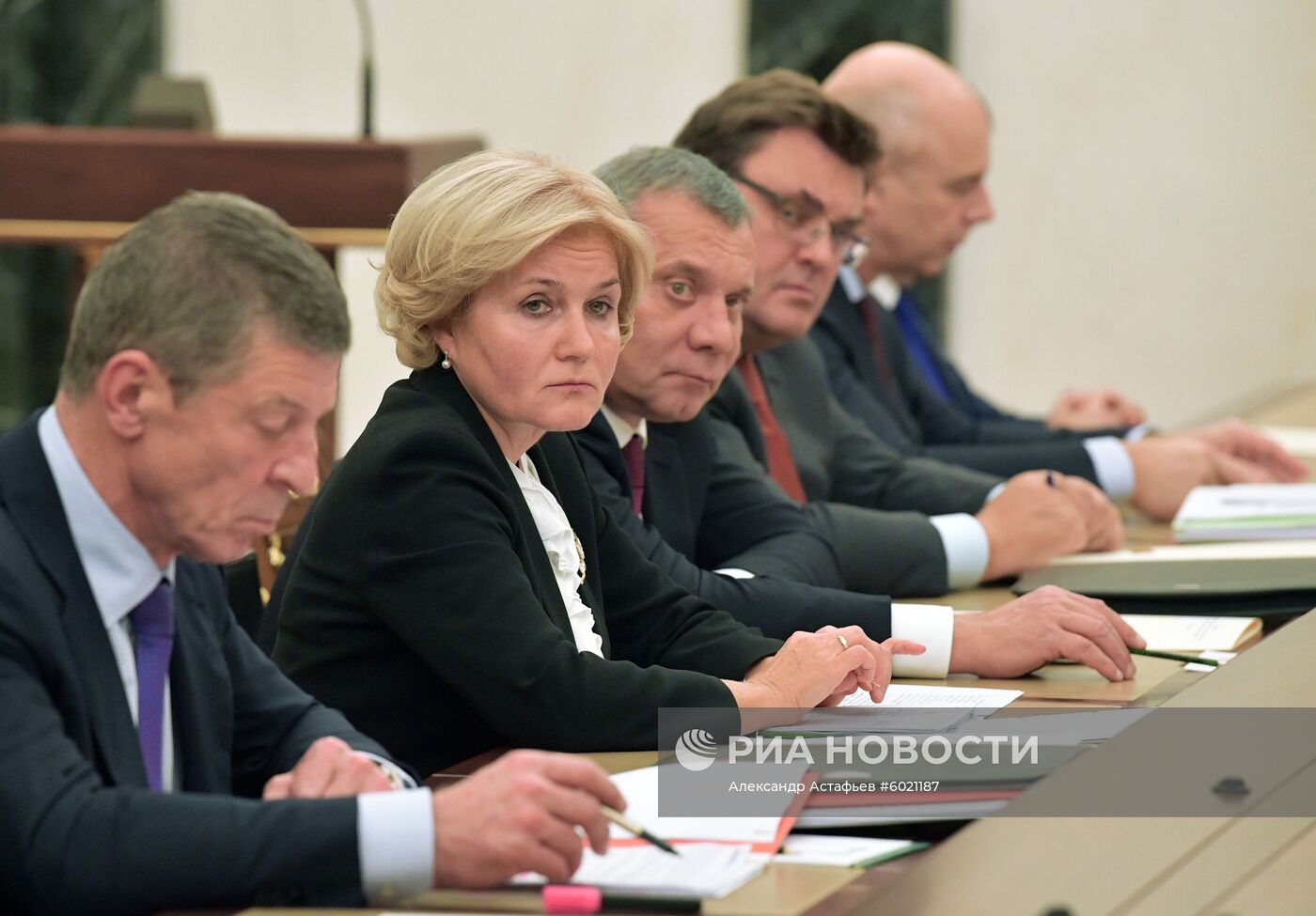 Президент РФ В. Путин провел совещание с членами правительства РФ