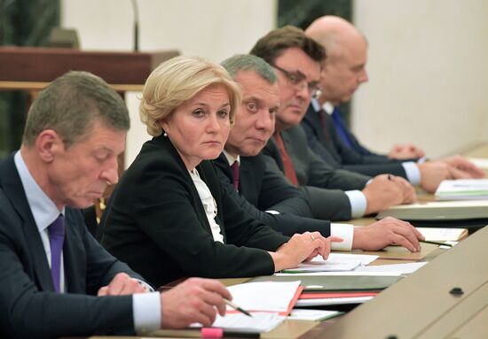 Президент РФ В. Путин провел совещание с членами правительства РФ