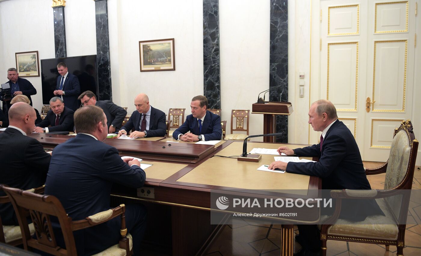 Президент РФ В. Путин провел совещание с членами правительства РФ