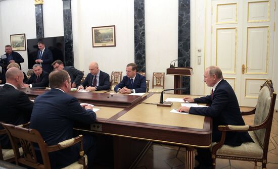Президент РФ В. Путин провел совещание с членами правительства РФ