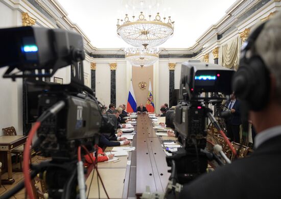 Президент РФ В. Путин провел совещание с членами правительства РФ