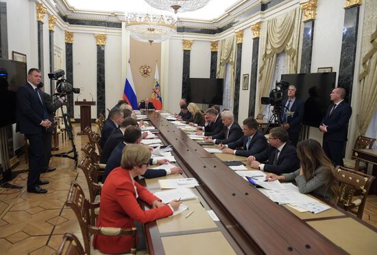 Президент РФ В. Путин провел совещание с членами правительства РФ