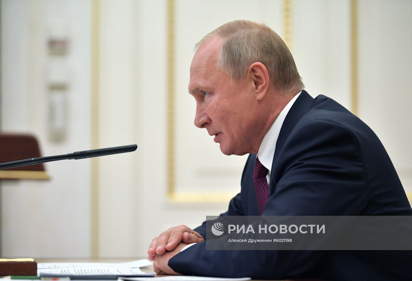 Президент РФ В. Путин провел совещание с членами правительства РФ