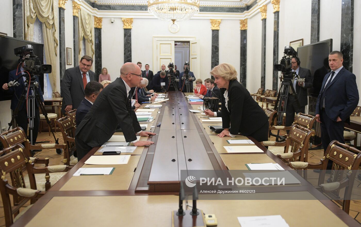 Президент РФ В. Путин провел совещание с членами правительства РФ