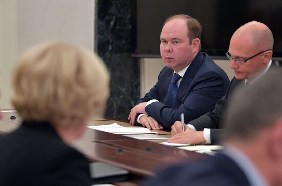 Президент РФ В. Путин провел совещание с членами правительства РФ