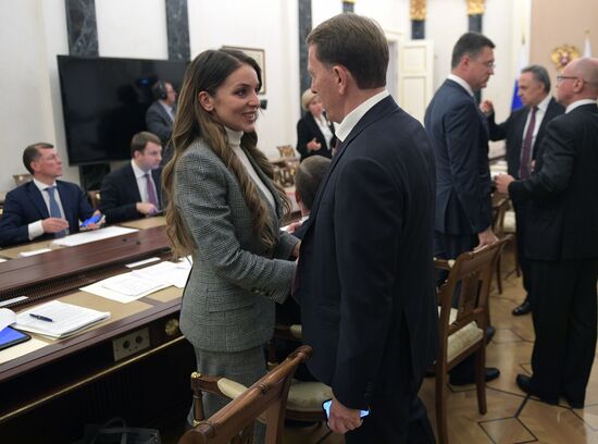 Президент РФ В. Путин провел совещание с членами правительства РФ