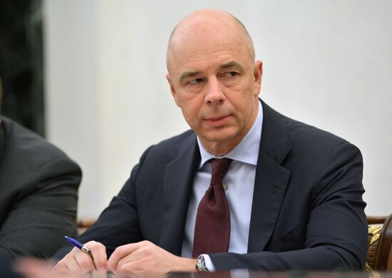 Президент РФ В. Путин провел совещание с членами правительства РФ