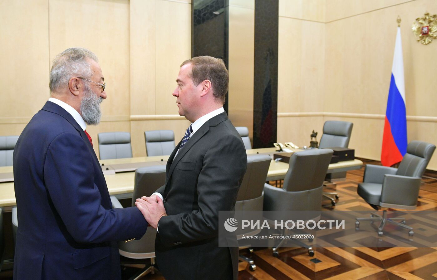 Премьер-министр РФ Д. Медведев вручил А. Чилингарову благодарность правительства РФ